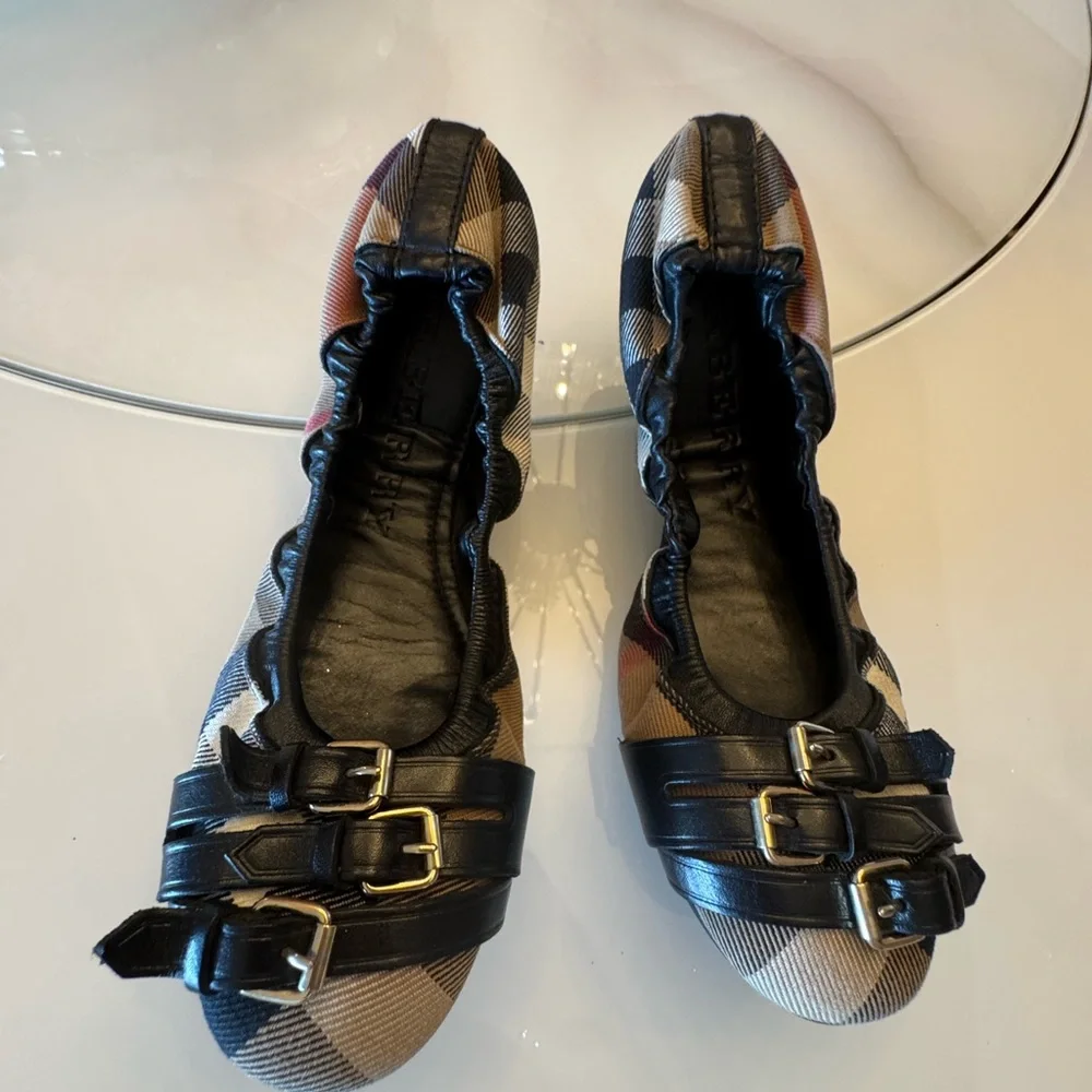 Burberry Women's Plaid Flats - Black and Brown - Picture 3 of 5